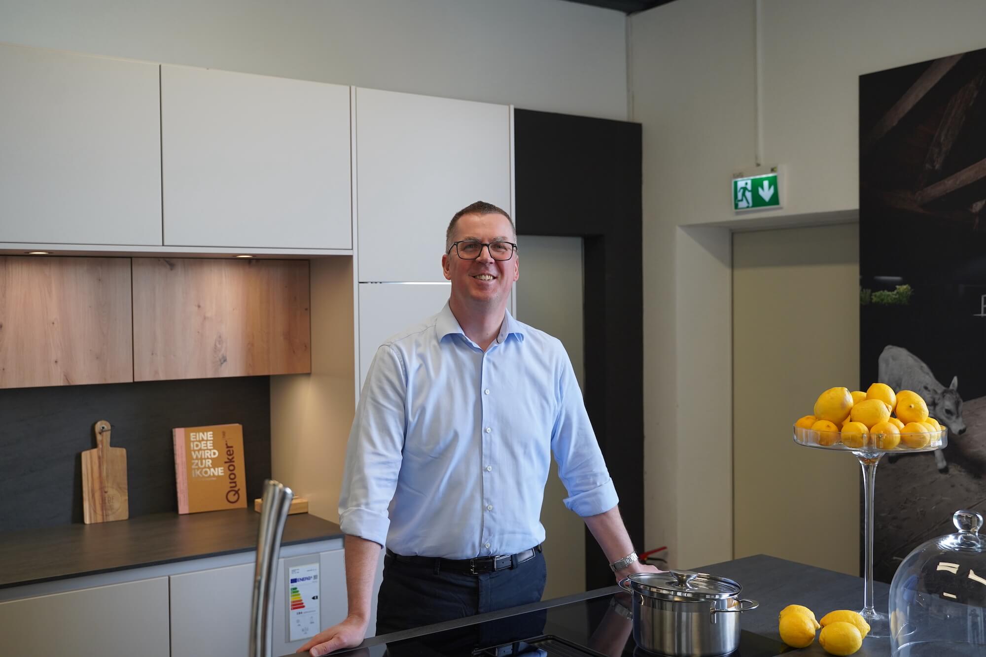 Herr Michaelis im Küchenstudio