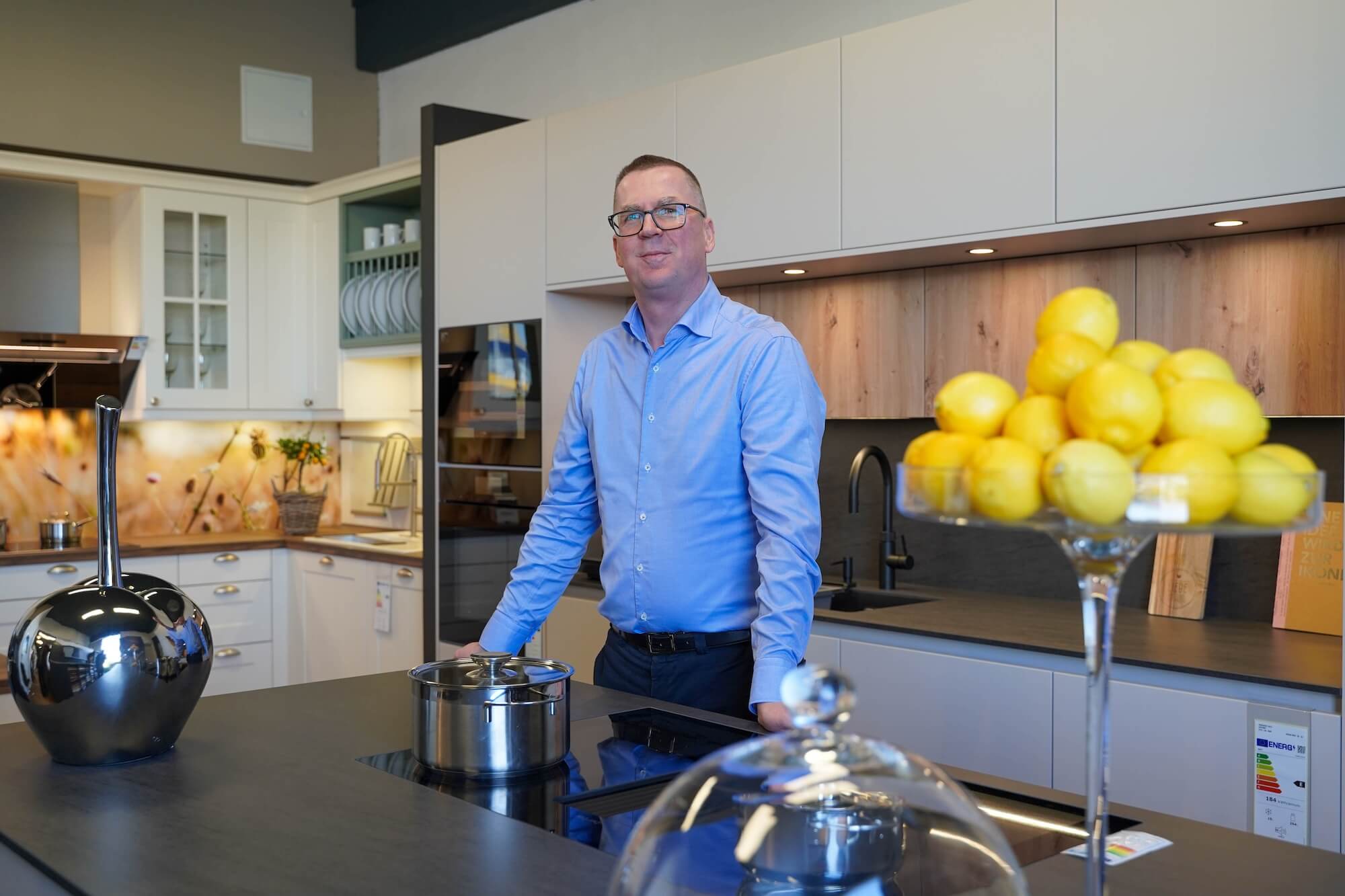 Herr Michaelis vor Kücheninsel