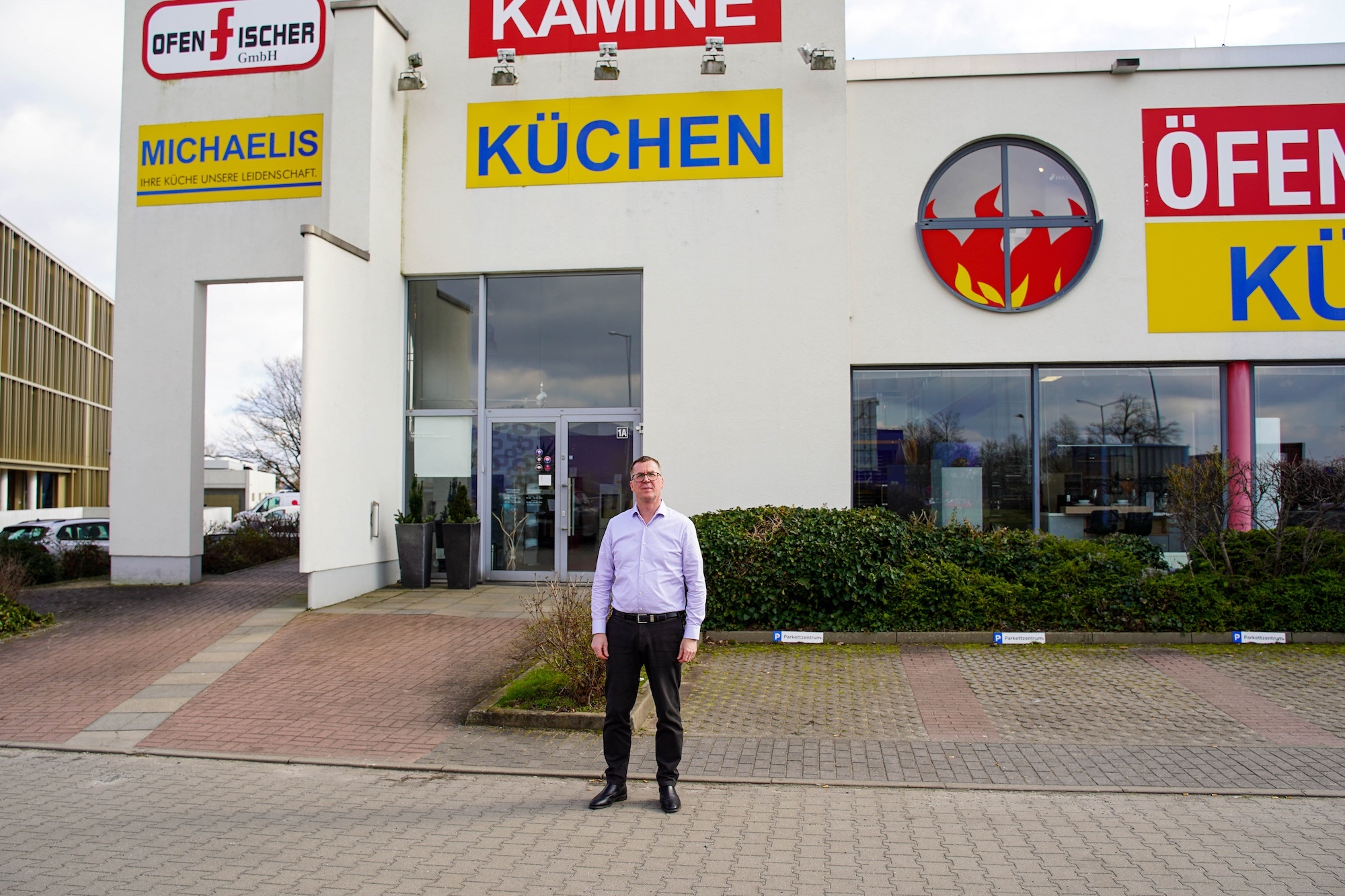 Herr Michaelis vor Studio – fern
