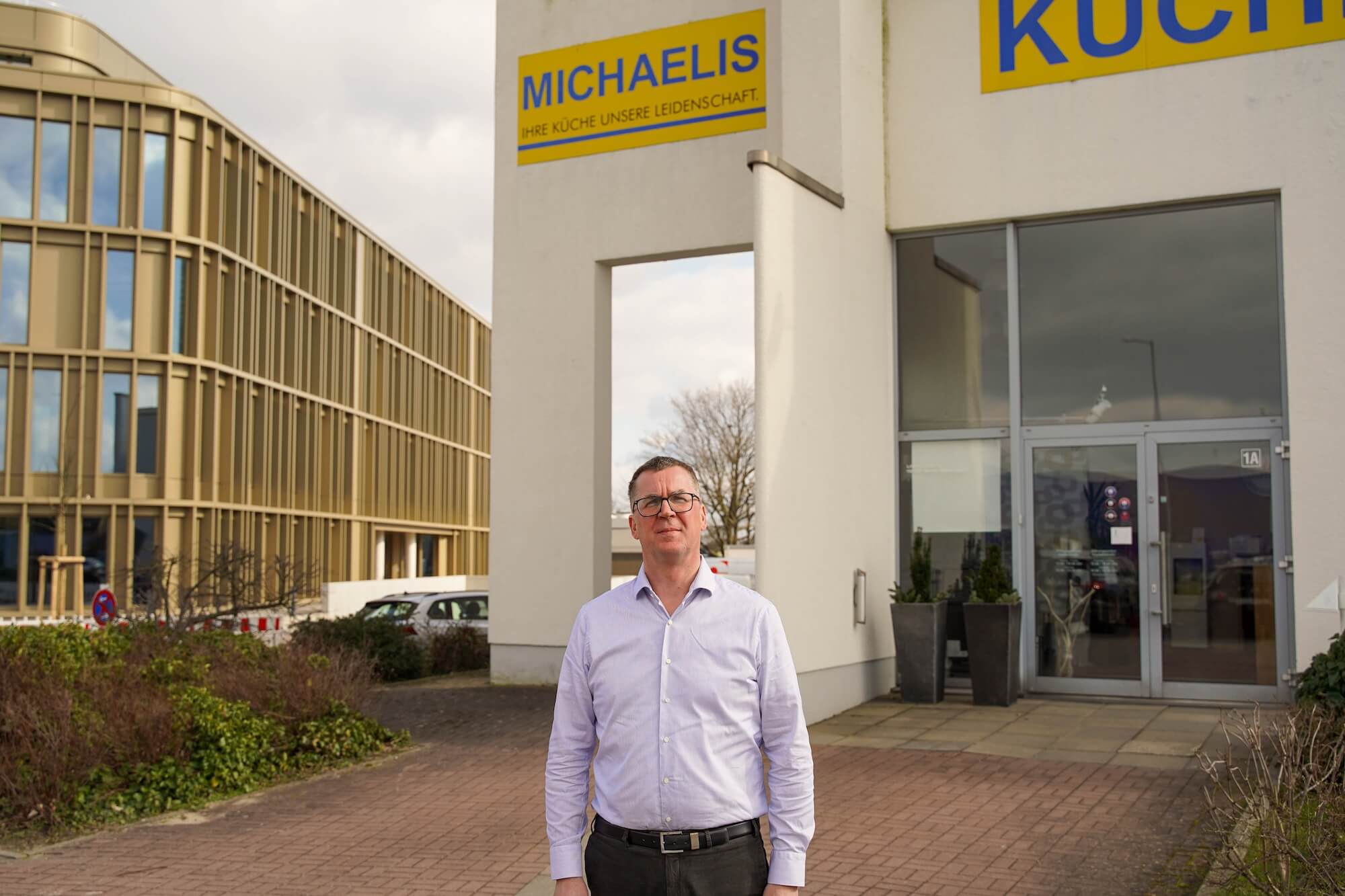 Herr Michaelis vor Studio – nah