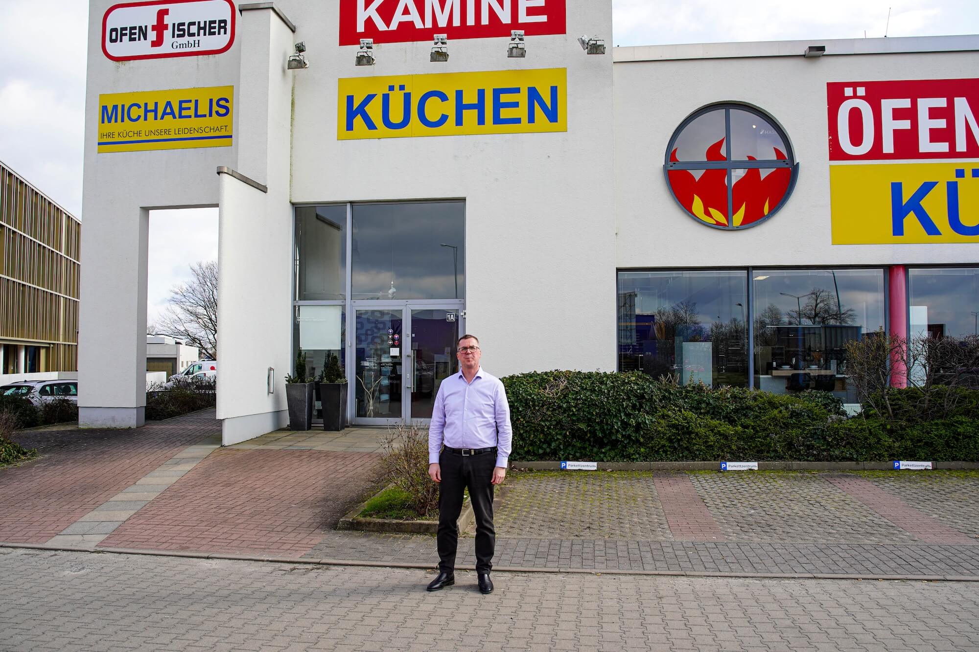 Herr Michaelis vor dem Küchenstudio