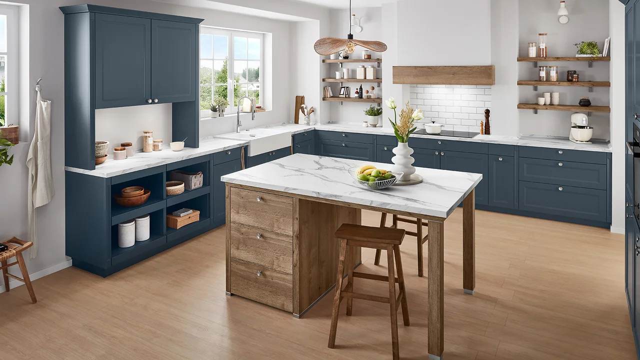Vintage-Küche Nobilia Cascada mit Pendelleuchte, Holzregalen und Keramikspüle