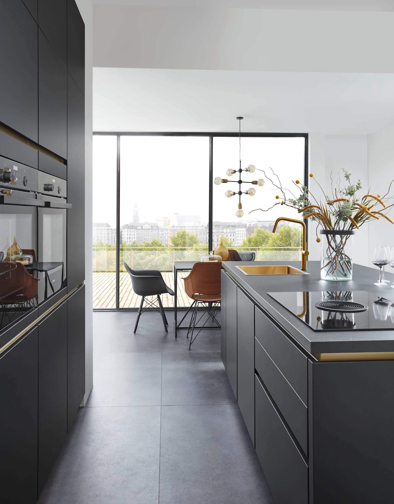 Nobilia Design Inselküche grifflos schwarz gold