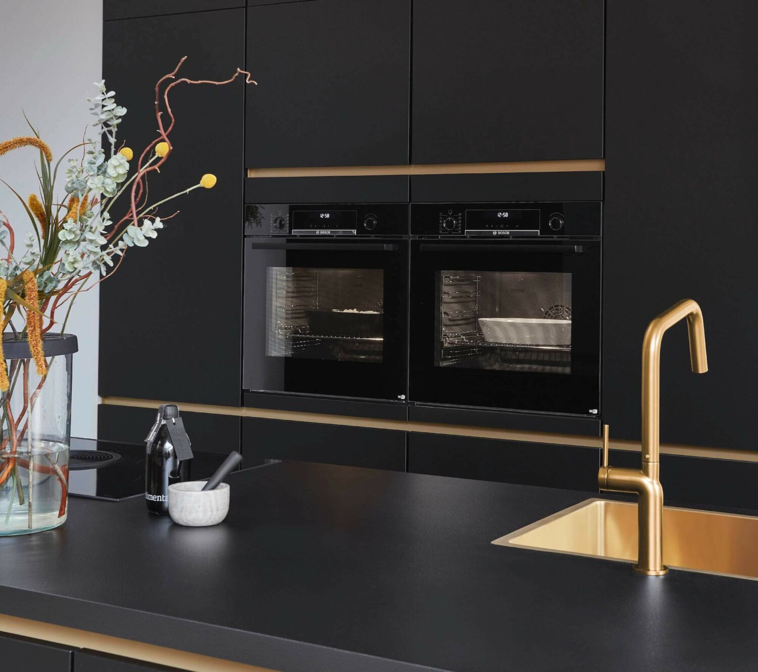Energiesparen in der Küche Nobilia Design Inselküche schwarz mit Elektrogeräten