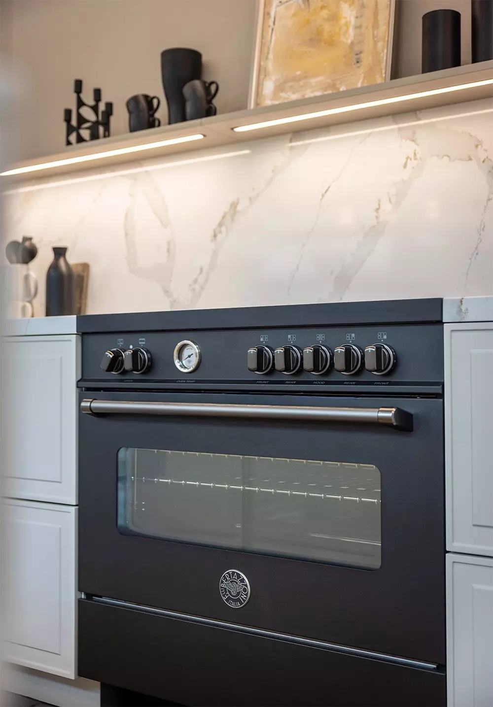 Vintage-Küche Standherd im Retrodesign mit Drehknöpfen in Rotpunkt Beach Grey
