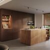 Rotpunkt Design Inselküche Kupfer mit Hochschränken in Soft Copper und Insel in Scandinavian Brown Oak
