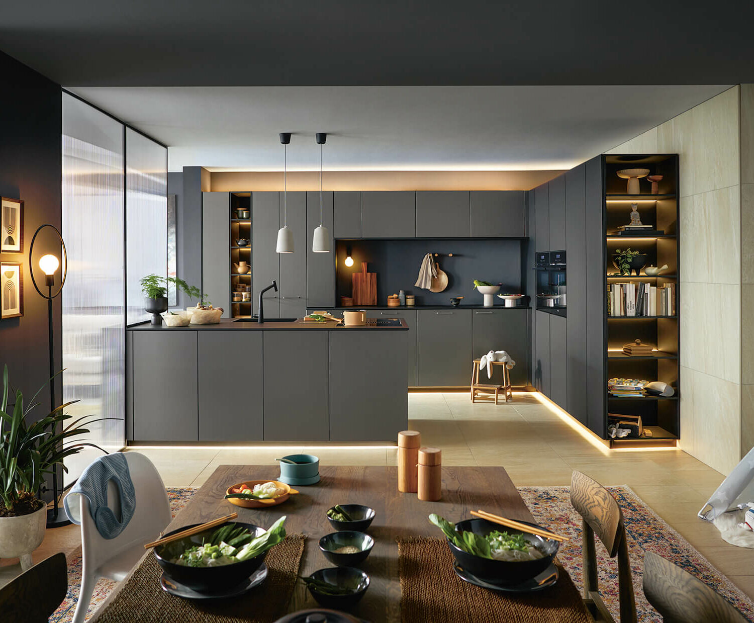 Glas in der Küche Schüller Design Inselküche Smartglas matt schwarz Glasfronten