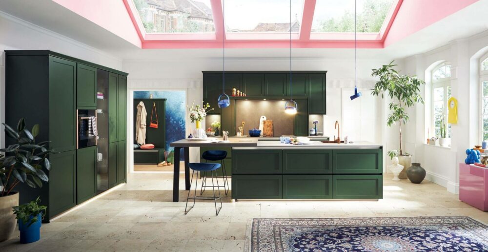 Schüller Design Landhausküche waldgrün mit Kücheninsel