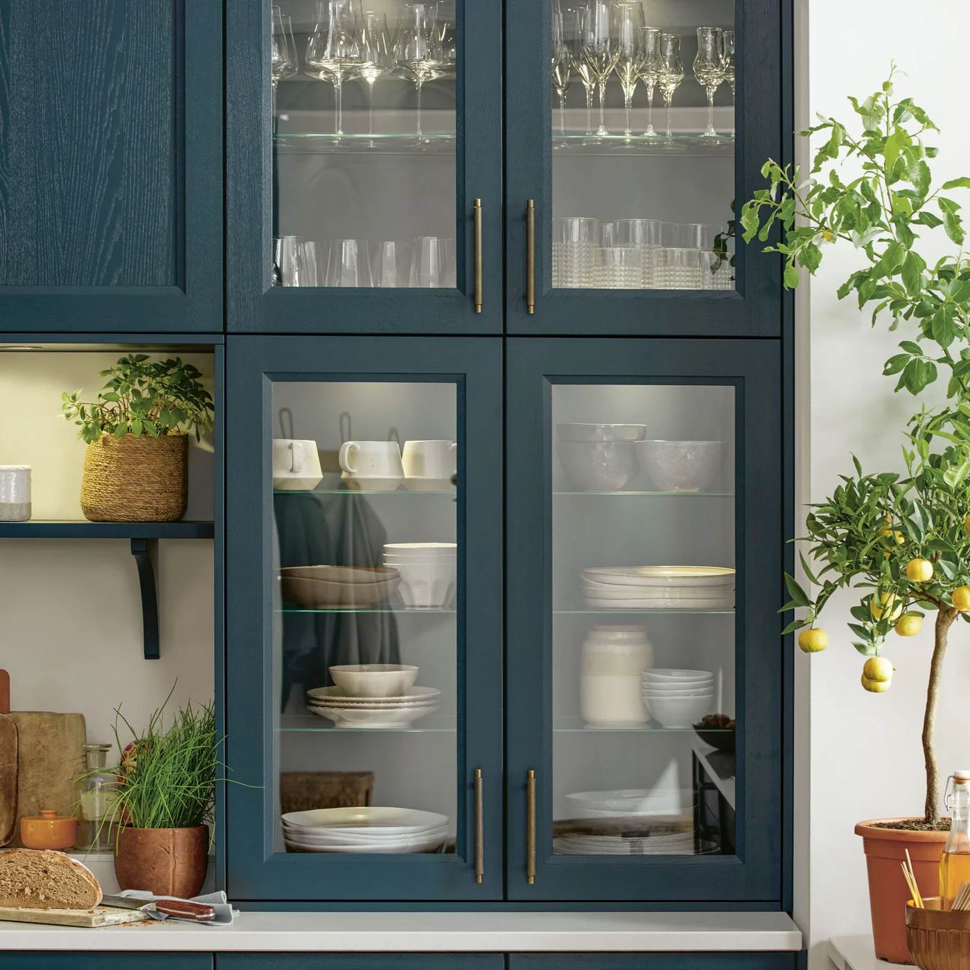 Vintage-Küche Glasvitrine mit Sprossentüren und Rahmenfronten in Tiefblau von Schüller