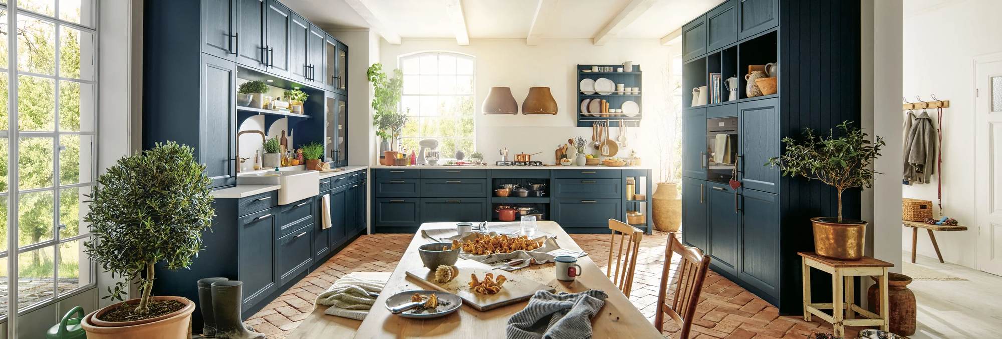 Vintage-Küche Schüller Finca in Tiefblau mit Keramikspüle, Tellerregal und Holztisch