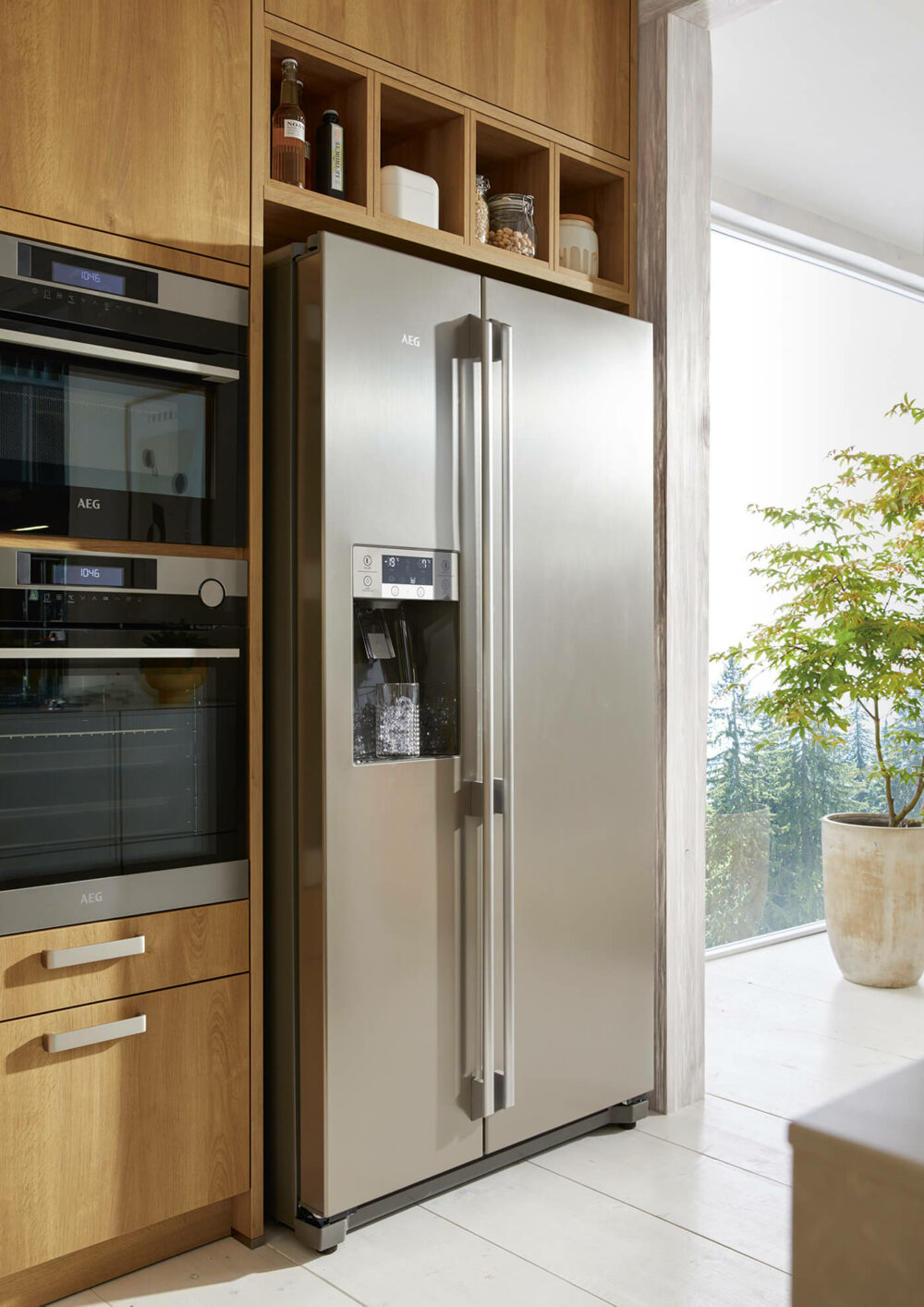 Schüller L-Küche mit Kücheninsel und freistehendem Kühlschrank