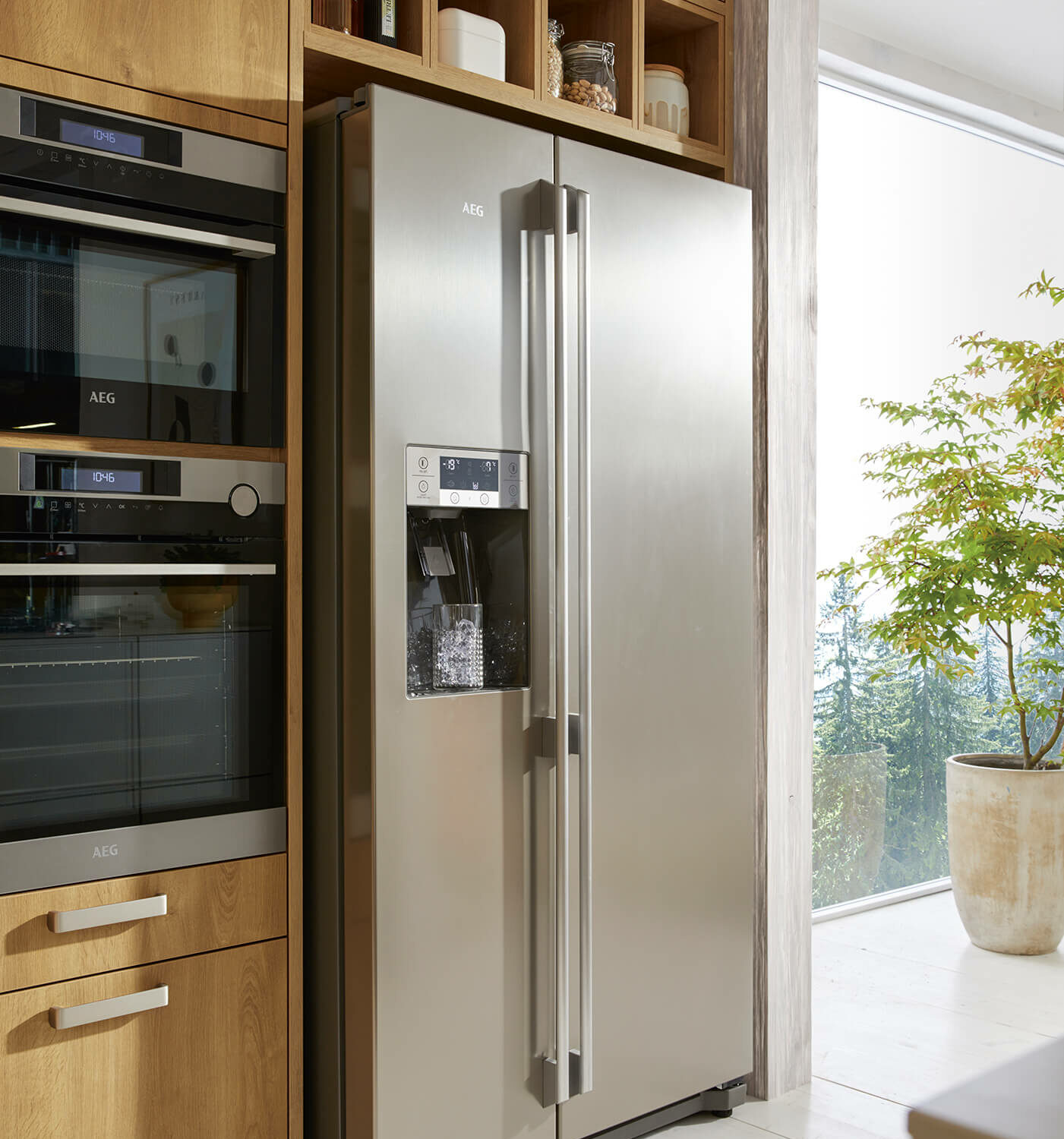 Schüller L-Küche mit Kücheninsel und freistehendem Kühlschrank