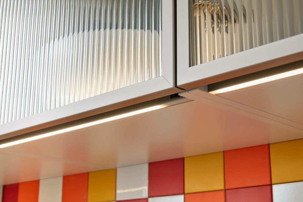 Schüller Moderne U-Küche hellgrau Detail