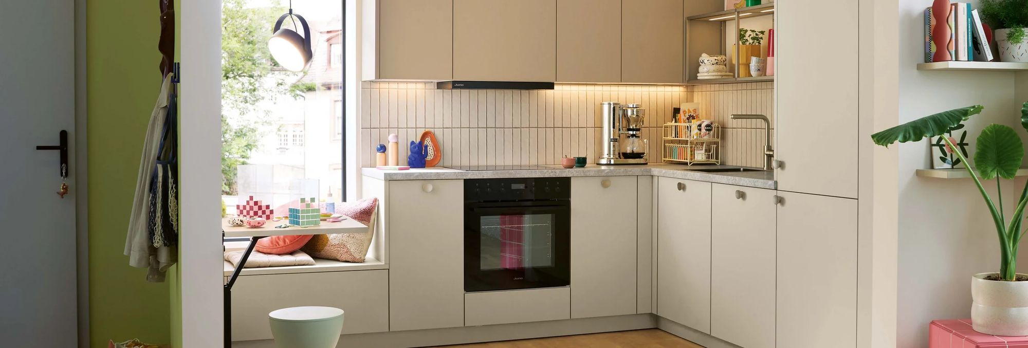 Schüller Neuheiten 2027 kleine L-Küche Sora in Caramel Struktur und Mandelbeige