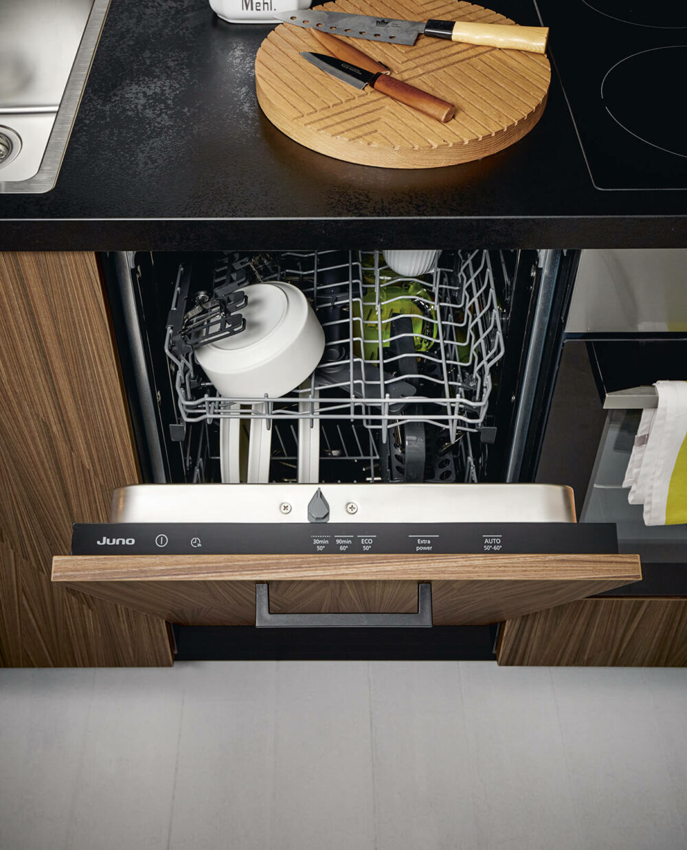 Schüller moderne Küchenzeile Echtholz mit Juno Geschirrspüler