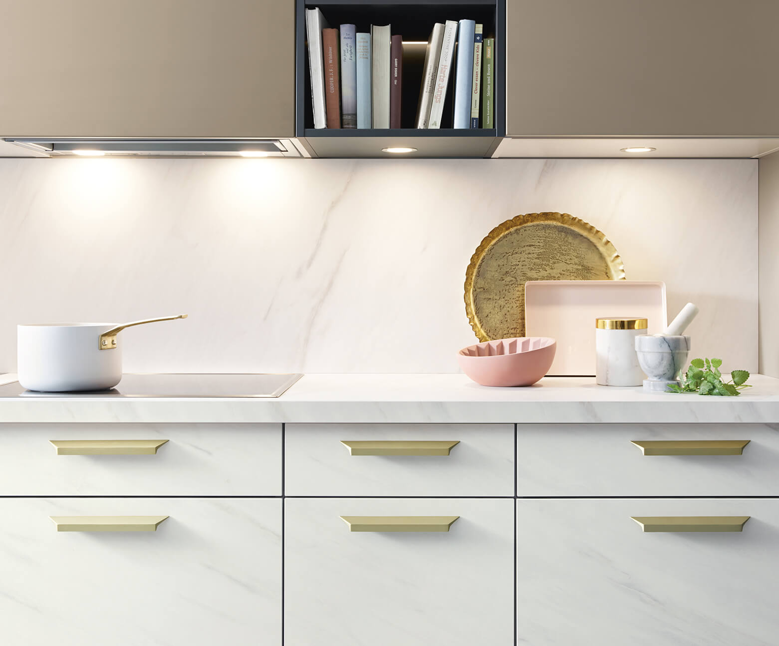 Schüller moderne U-Küche mit Fronten Marmor Nachbildung