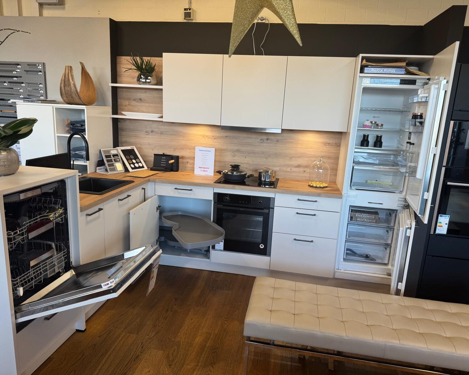 Alternative view of Schüller Klassische L-Küche Uni Matt muschelweiß