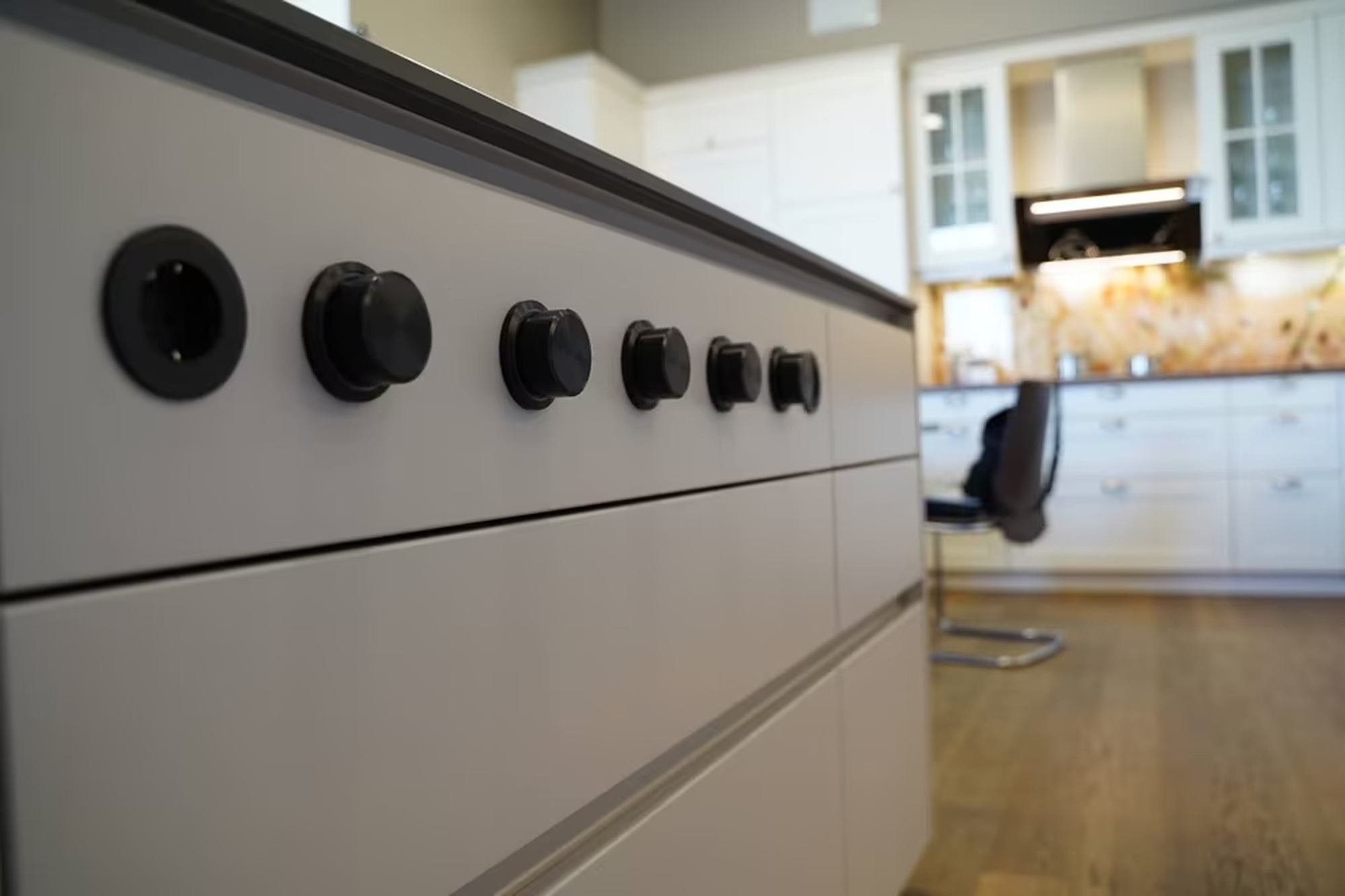 schüller_musterküche siena sandgrau samtmatt kochinsel drehknebel schwarz steckdose